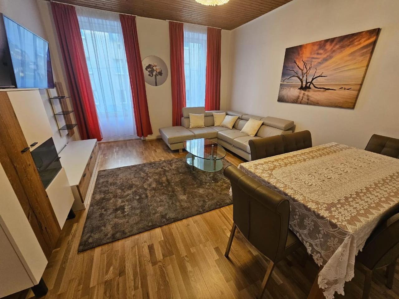 Classic I Close To Main Station I 10 Minutes To Belvedere Apartment
